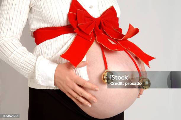 Foto de Toucinho Grávida Envolto Em Natal Laço e mais fotos de stock de Grávida - Grávida, Natal, Abdome