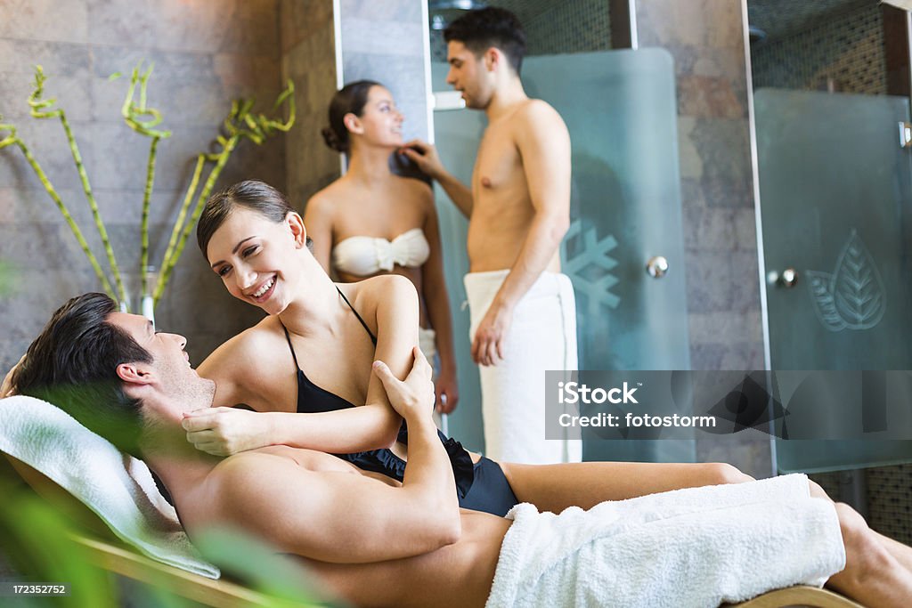 Grupo de jovens relaxante no spa de saúde - Foto de stock de 20 Anos royalty-free