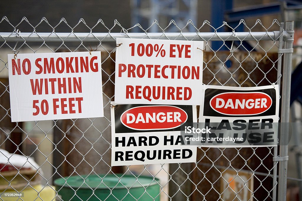 De nombreux panneaux de signalisation: Hard Hat Danger Laser Protection non-fumeur - Photo de 100 pourcent libre de droits