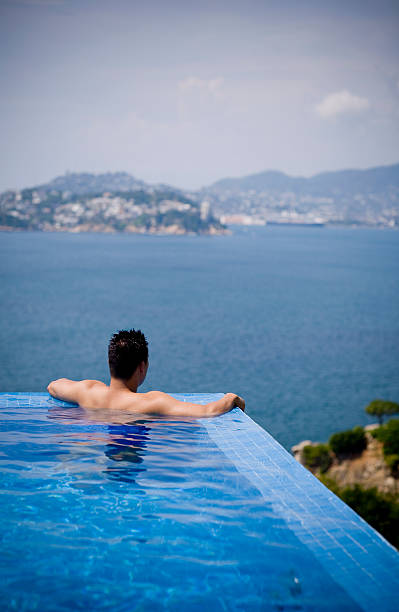 mergulho na piscina - france holiday villa built structure vertical - fotografias e filmes do acervo
