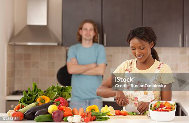 Preparar Una Ensalada De Vegetales Frescos Foto de stock y más banco de imágenes de Adulto - Adulto, Adulto joven, Afrodescendiente