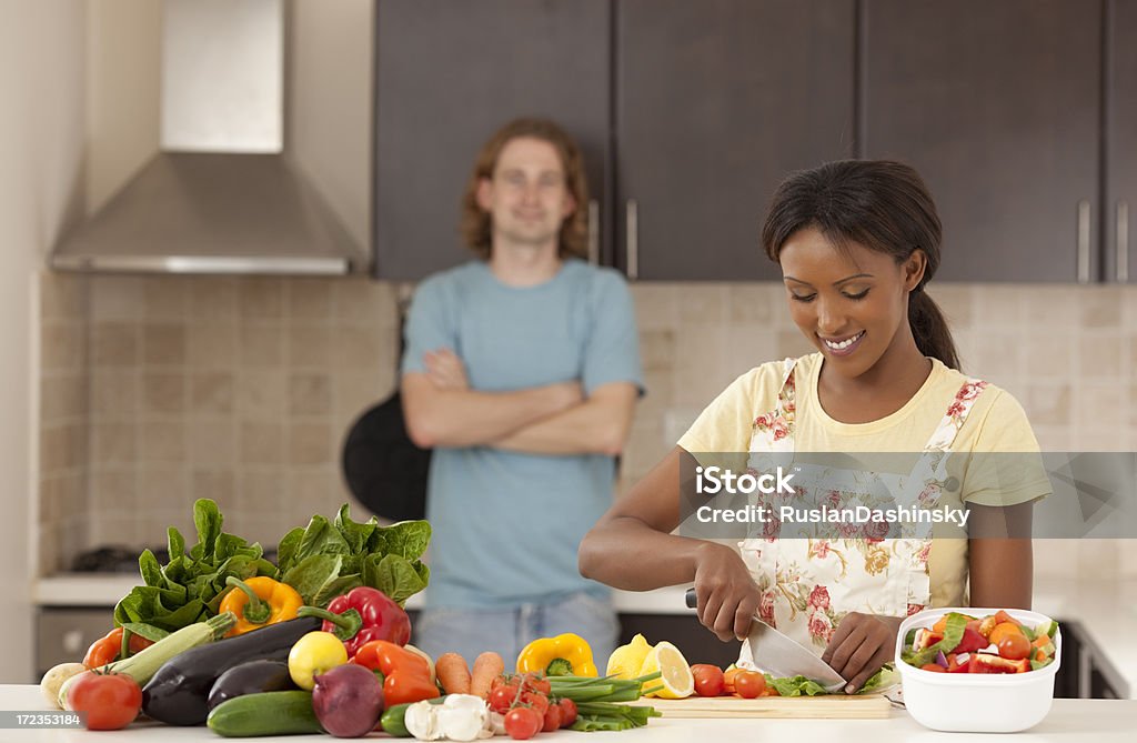 Préparation de Salade de légumes de prime fraîcheur. - Photo de Adulte libre de droits