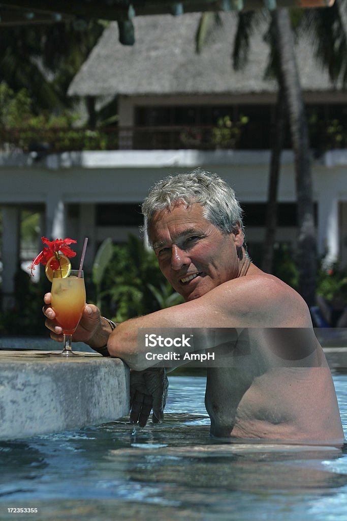 Senior hombre disfruta de un cóctel - Foto de stock de Barra - Bar libre de derechos