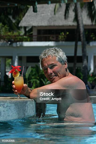 Senior Hombre Disfruta De Un Cóctel Foto de stock y más banco de imágenes de Barra - Bar - Barra - Bar, Piscina, Tequila Sunrise
