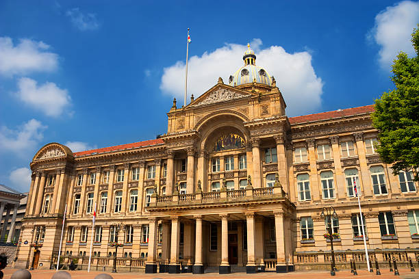 birmingham city council house auf den victoria square - town hall uk birmingham city street stock-fotos und bilder