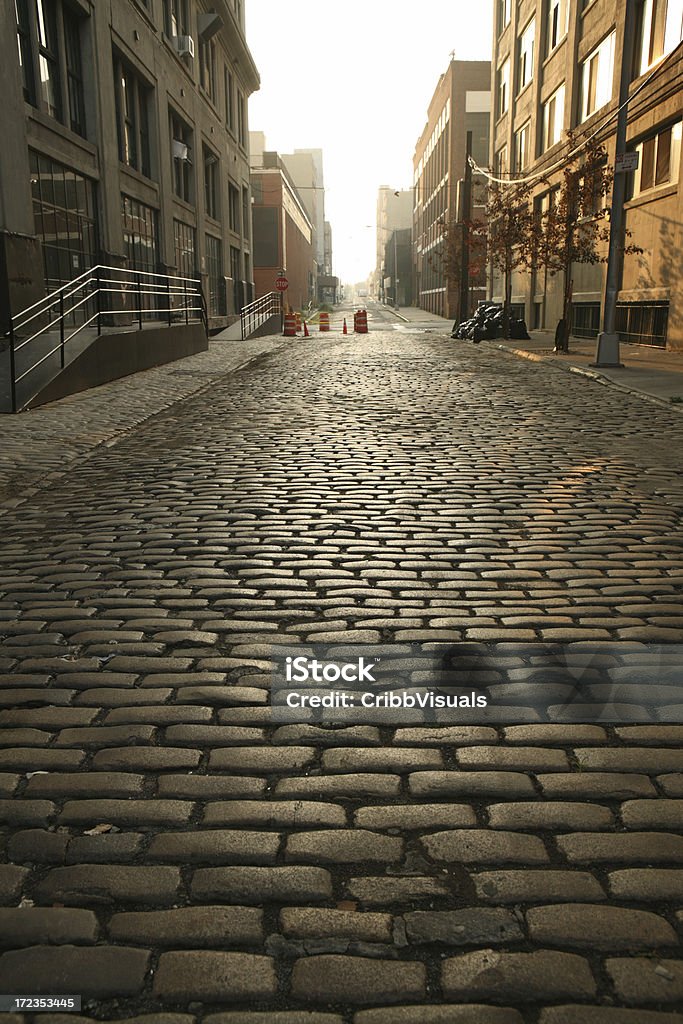 Einsames DUMBO Brooklyn Kopfsteinpflaster der Backstreet im Morgengrauen - Lizenzfrei New York City Stock-Foto