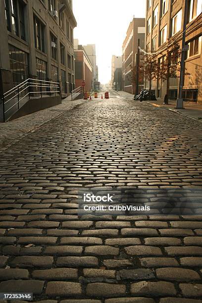 Einsames Dumbo Brooklyn Kopfsteinpflaster Der Backstreet Im Morgengrauen Stockfoto und mehr Bilder von New York City