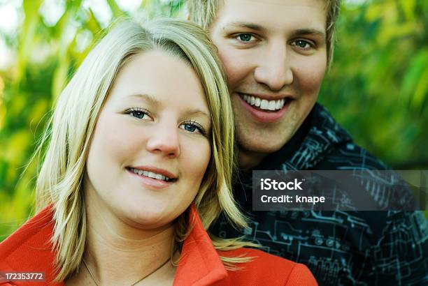 Foto de Casal Feliz Ao Ar Livre e mais fotos de stock de 20 Anos - 20 Anos, 20-24 Anos, Adolescente