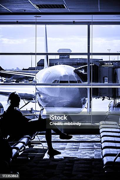 Frau Wartet Flug Am Flughafenlounge Stockfoto und mehr Bilder von Flughafen - Flughafen, Toronto, Abflugbereich