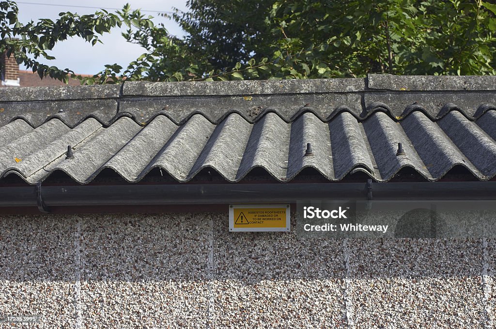Panneau de signalisation amiante le toit et - Photo de En amiante libre de droits