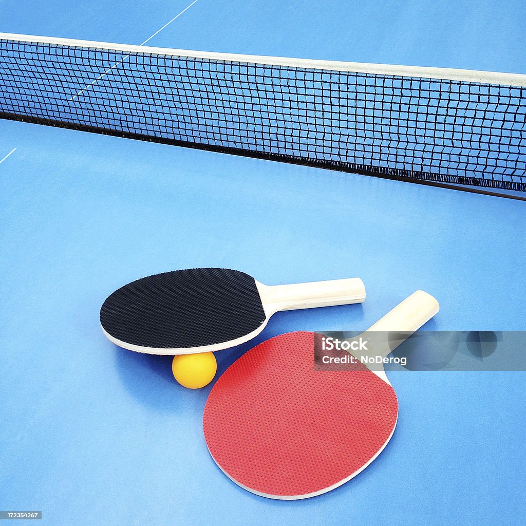 Ping pong paletas en un azul tabletennis mesa - Foto de stock de Tenis de mesa libre de derechos