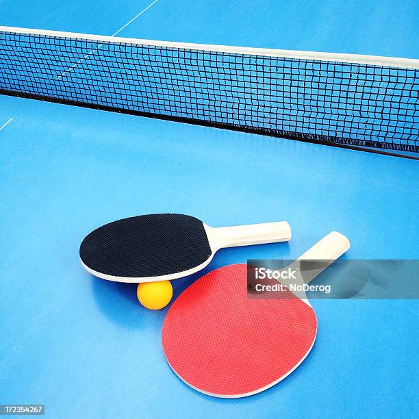 Ping Pong Paletas En Un Azul Tabletennis Mesa Foto de stock y más banco de imágenes de Tenis de mesa - Tenis de mesa, Actividades recreativas, Artículos deportivos