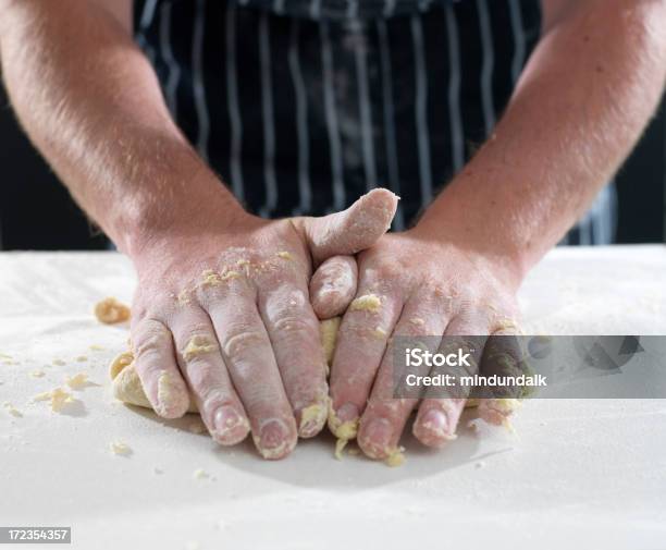 Manos Amasar Masa Foto de stock y más banco de imágenes de Alimento - Alimento, Amasar, Chef