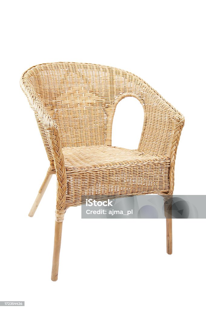 白色の背景に、籐製の椅子を備えています。 - くつろぐのロイヤリティフリーストックフォト