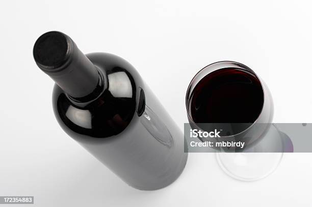 Foto de Garrafa E Copo De Vinho Tinto e mais fotos de stock de Bebida - Bebida, Bebida alcoólica, Branco