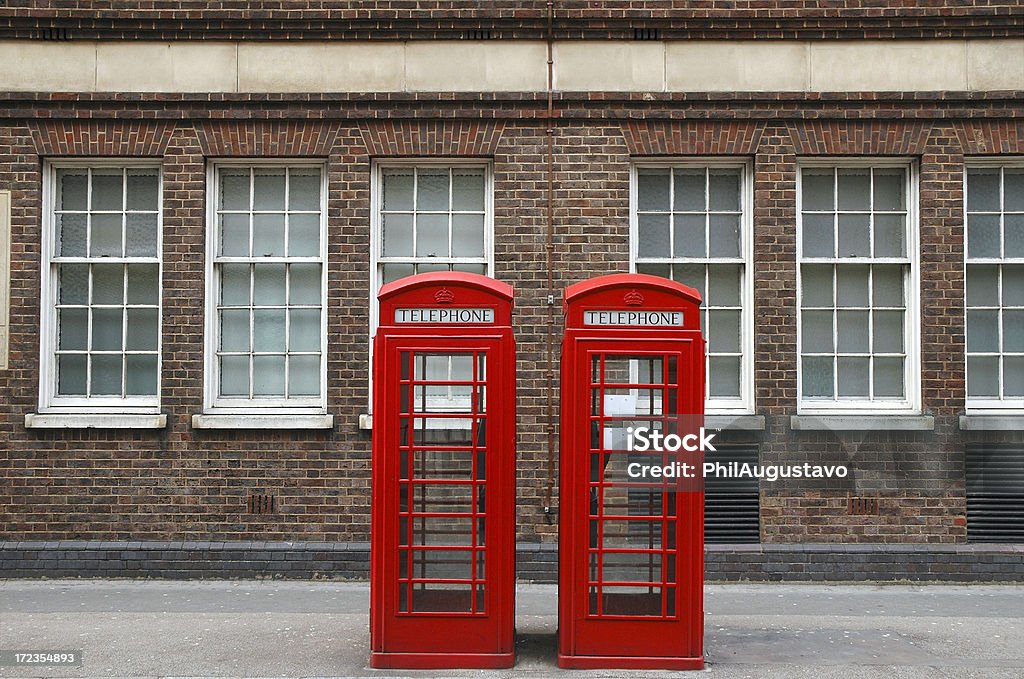 Las cabinas telefónicas de Londres street - Foto de stock de Cabina de teléfono libre de derechos