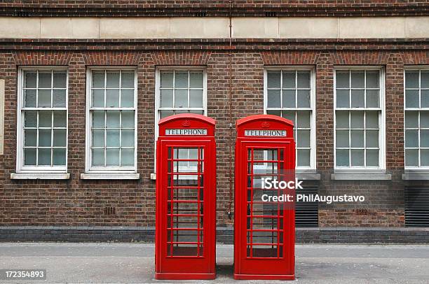 Las Cabinas Telefónicas De Londres Street Foto de stock y más banco de imágenes de Cabina de teléfono - Cabina de teléfono, Fachada arquitectónica, Acera
