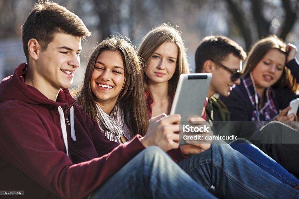 Grupo de jovens se divertindo com tablet digital - Foto de stock de Adolescente royalty-free