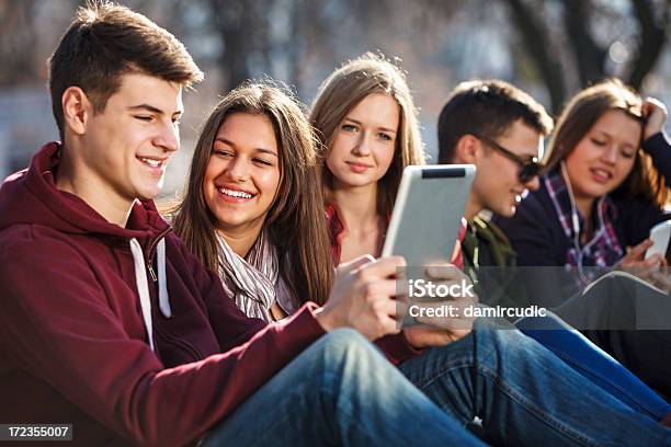 Foto de Grupo De Jovens Se Divertindo Com Tablet Digital e mais fotos de stock de Adolescente - Adolescente, Alegria, Entusiástico