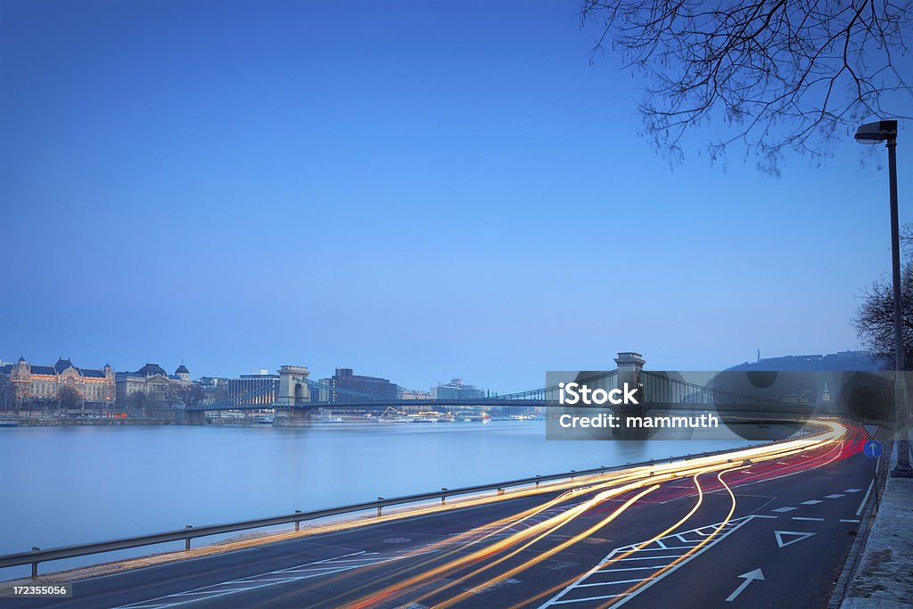 Цепной мост Будапешта вечером - Стоковые фото Light Trail роялти-фри