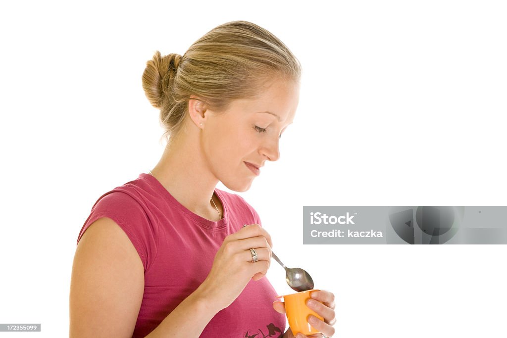 Belle femme avoir un yaourt - Photo de Adulte libre de droits