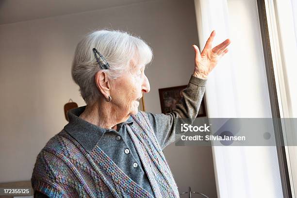 Mulher Idosa Olhando Para Fora Da Janela - Fotografias de stock e mais imagens de Adulto - Adulto, Cabelo Branco, Cabelo Curto - Comprimento de Cabelo