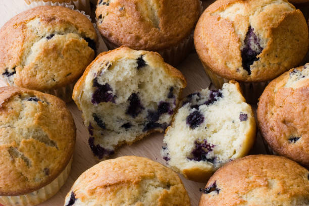 magdalena de arándanos - muffin blueberry muffin blueberry isolated fotografías e imágenes de stock