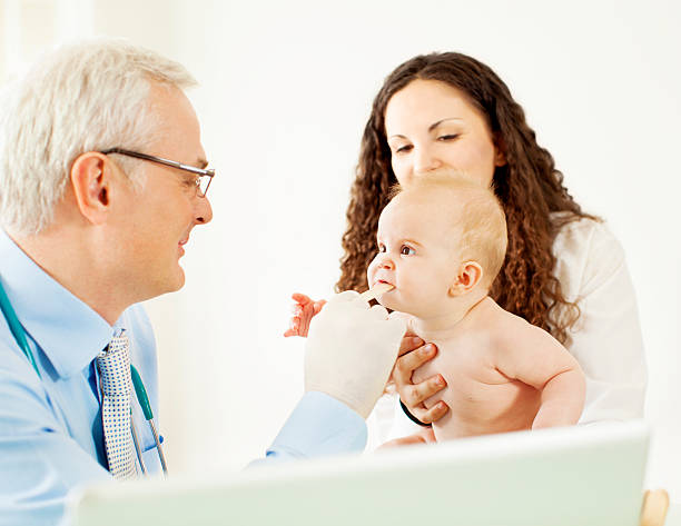 cute bebê no escritório de médicos - glasses three people family tongue depressor imagens e fotografias de stock