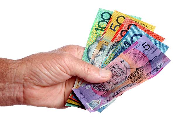 australian dinheiro na mão - australian dollars australia australian culture finance imagens e fotografias de stock