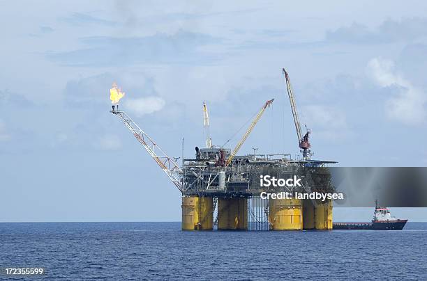 Produktionsplattform Mit Flair Oil Rig Supply Schiffes Stockfoto und mehr Bilder von Bohrinsel-Hilfsschiff