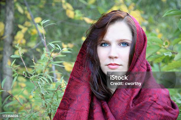 Photo libre de droit de Jeune Femme Avec Un Châle banque d'images et plus d'images libres de droit de Châle - Châle, 25-29 ans, Adulte