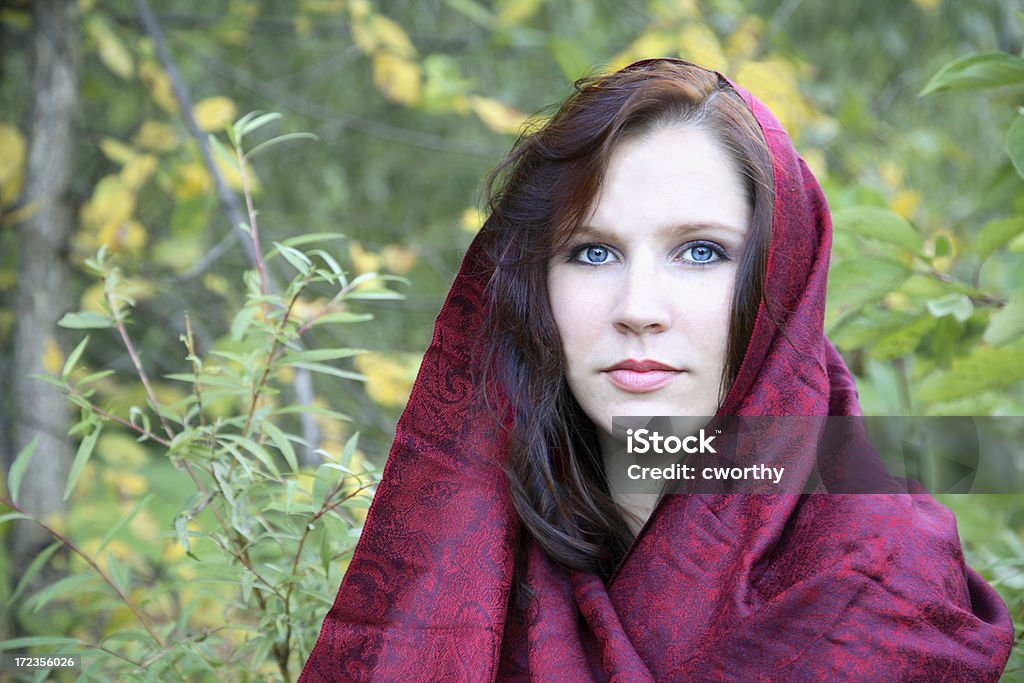 Jovem mulher com um xale 1 - Foto de stock de Xale royalty-free