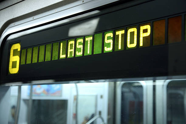 fin de ligne - subway station new york state new york city fluorescent light photos et images de collection