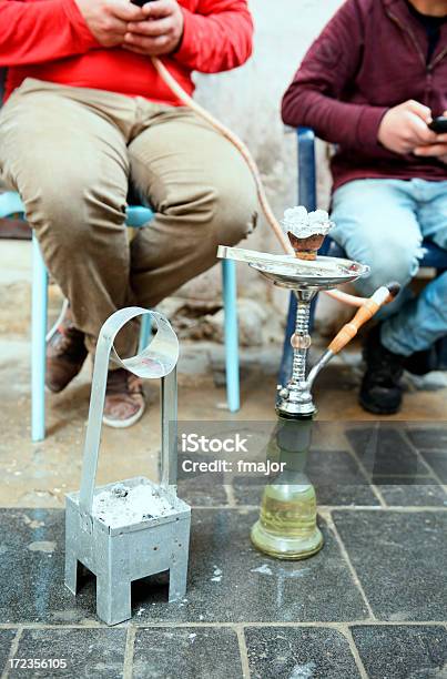 Shisha Foto de stock y más banco de imágenes de Adulto - Adulto, Aire libre, Amistad