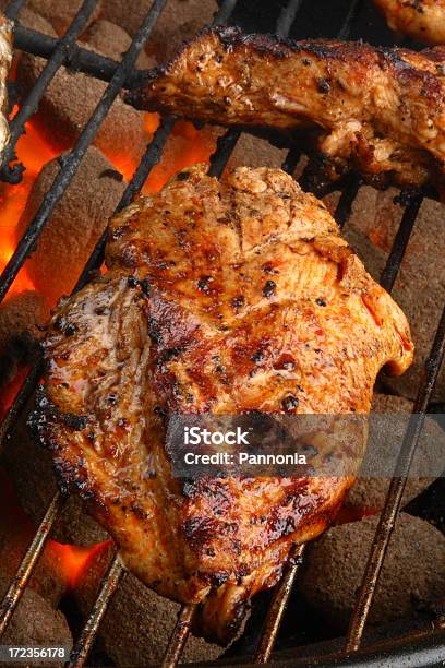 Pollo A La Barbacoa Foto de stock y más banco de imágenes de A la Parrilla - A la Parrilla, Aire libre, Alimento