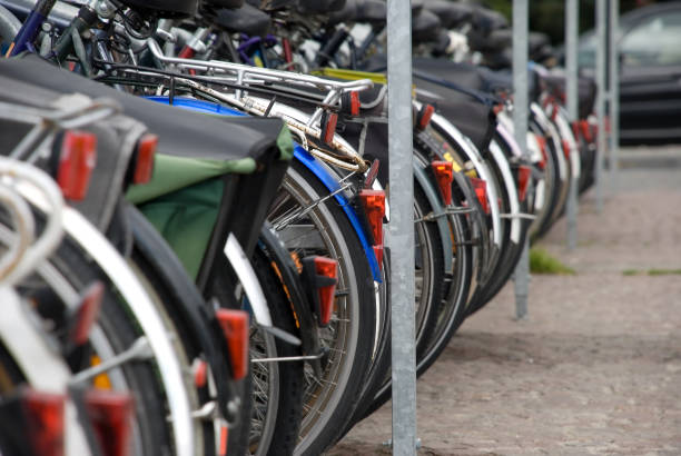 fila de back ruedas - cobertizo para bicicletas fotografías e imágenes de stock