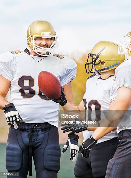 Photo libre de droit de Joueurs De Football Américain Universitaire banque d'images et plus d'images libres de droit de Adulte - Adulte, Bonheur, Casque