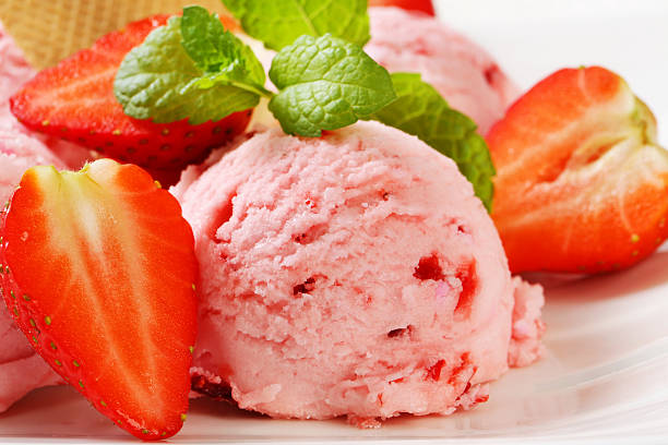 istock Strawberry ice cream with raw fruit 172356568