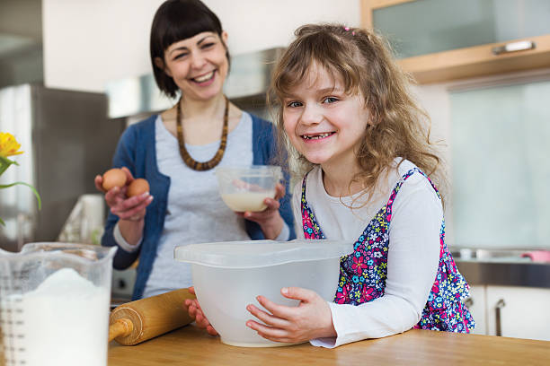 madre e hija cocinar juntos una tarta - family germany baking berlin germany fotografías e imágenes de stock