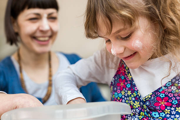 madre e hija cocinar juntos una tarta - family germany baking berlin germany fotografías e imágenes de stock