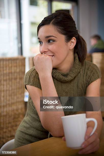 Bela Brunette Latina Misturado Jovem Mulher Com Amigos No Café - Fotografias de stock e mais imagens de 20-29 Anos