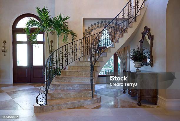 Foto de Entrada Grandioso e mais fotos de stock de Mansão - Mansão, Escadaria, Entrada