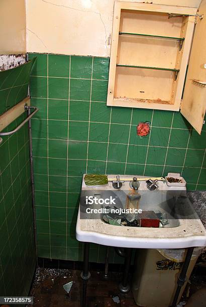 Vazio Armário De Casa De Banho - Fotografias de stock e mais imagens de Arruinado - Arruinado, Lavatório, Casa de banho