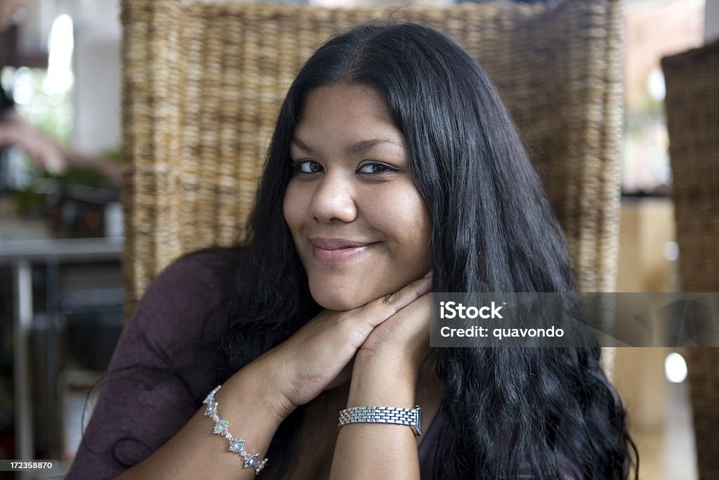 Ritratto di giovane donna asiatica indiana nel Café, le mani sotto il mento - Foto stock royalty-free di Donne