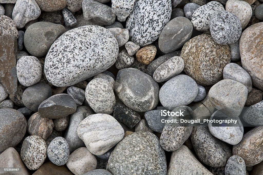 Suchy gładkie otoczaki i kamieni w strumieniu łóżka - Zbiór zdjęć royalty-free (Skała)