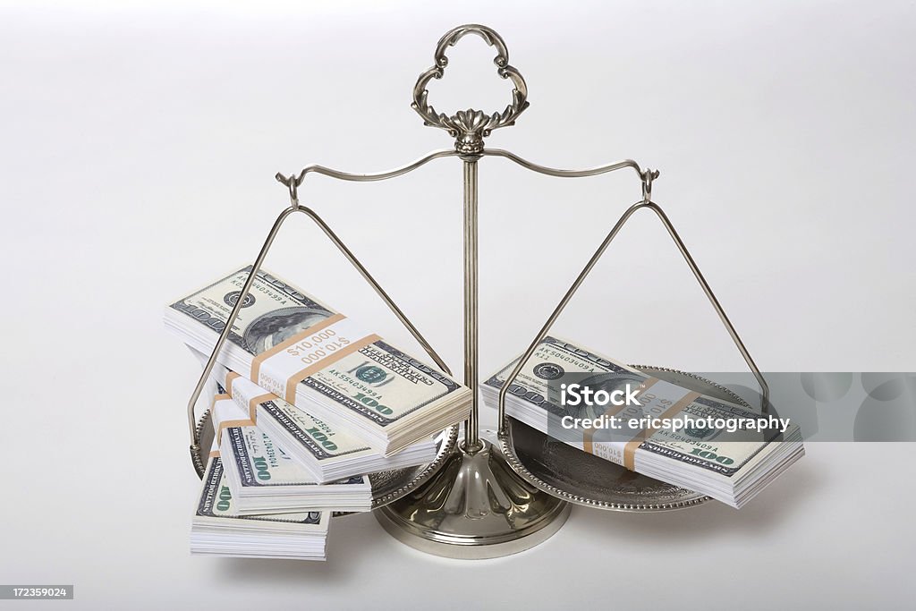 Monnaie américaine sur la balance de la justice - Photo de Balance libre de droits
