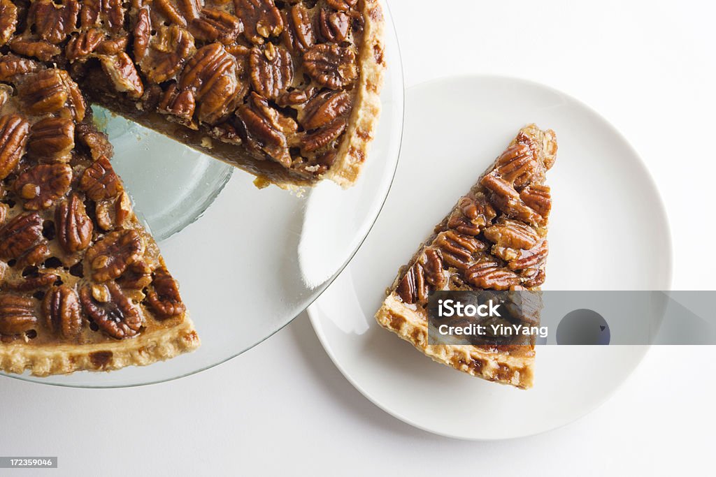 Tourte aux noix de pécan sur fond blanc - Photo de Tourte aux noix de pécan libre de droits