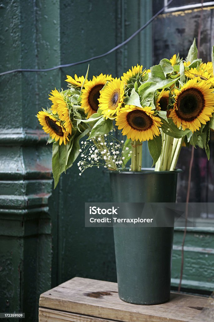 Mercado movimentado de girassóis em - Foto de stock de Mercado de flores royalty-free