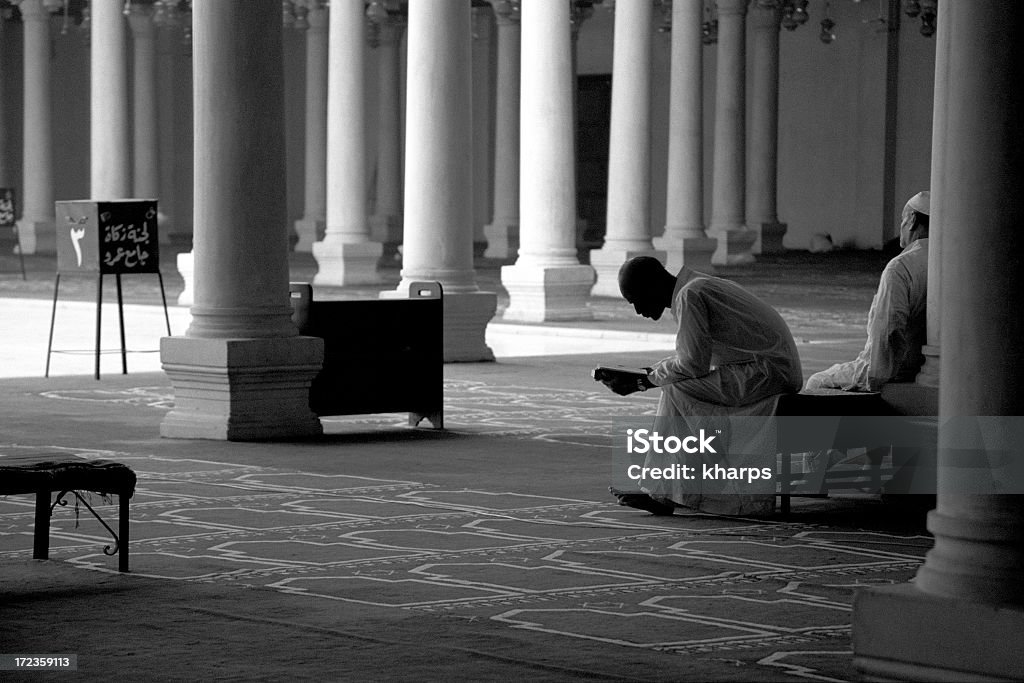 Estudiar el Corán en la Mezquita de El Cairo, Egipto. - Foto de stock de Corán libre de derechos