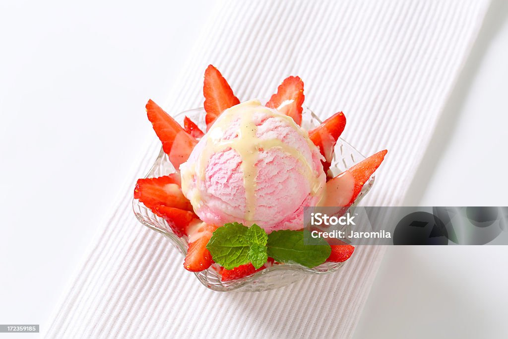 Eis mit Erdbeeren - Lizenzfrei Blatt - Pflanzenbestandteile Stock-Foto